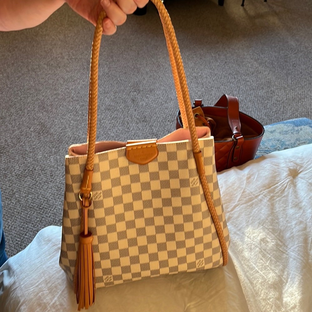 Louis vuttion hand bag